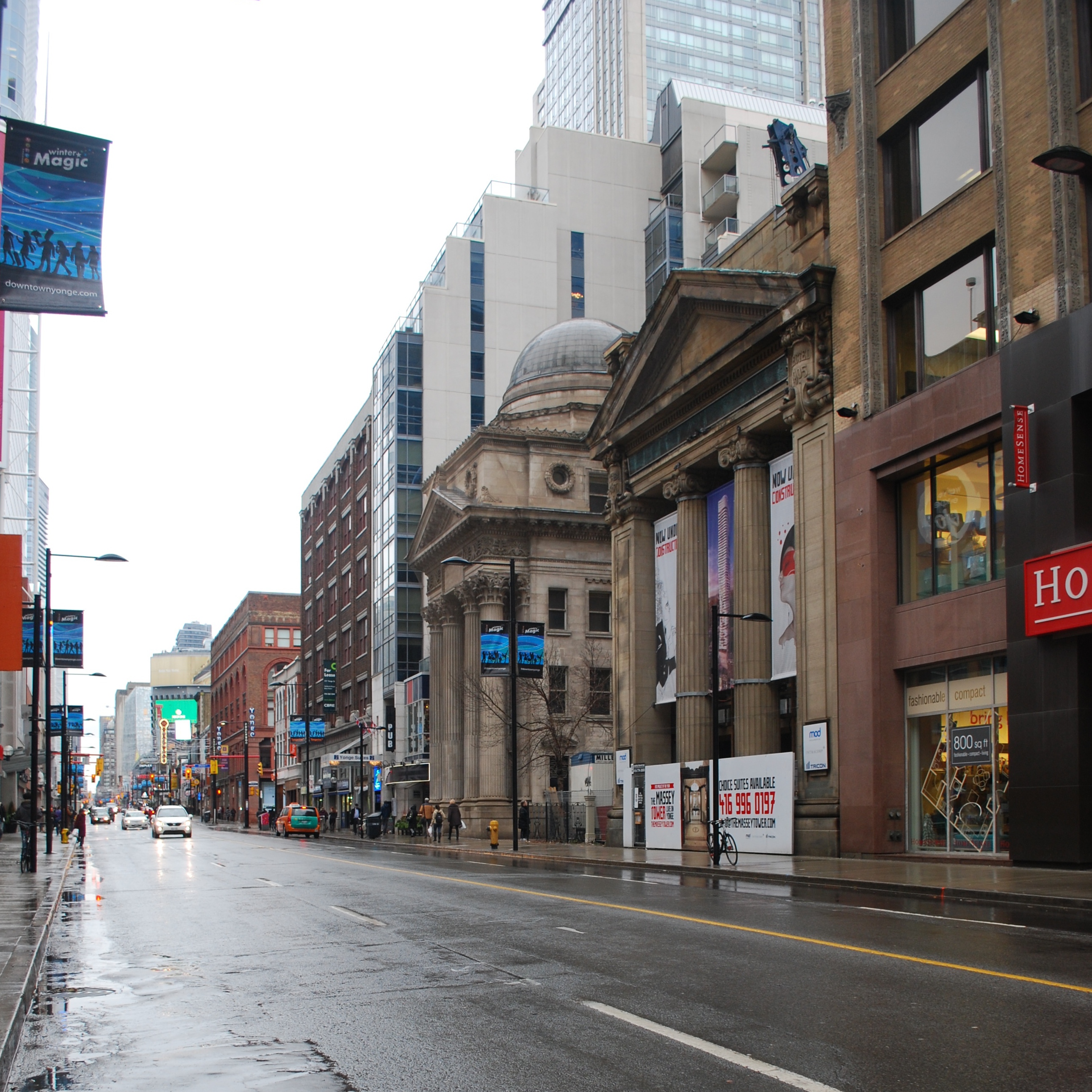 Dundas Square, Toronto's Times Square